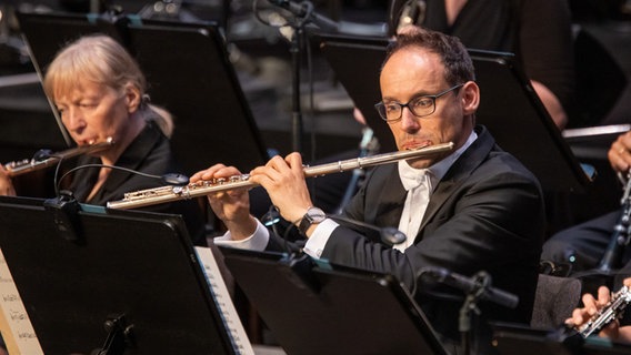 An der Flöte spielt Christoph Renz, Musiker der NDR Radiophilharmonie © NDR Foto: Axel Herzig