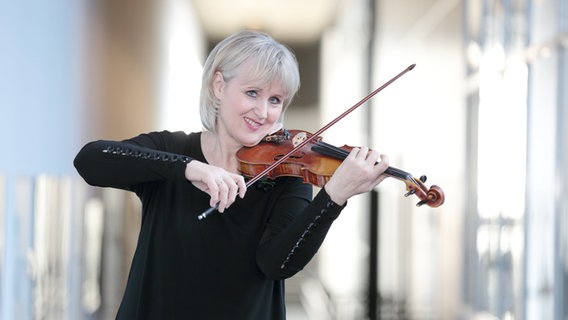 Kathrin Rabus, die erste Frau auf der Position als 1. Konzertmeisterin in einem deutschen Rundfunksinfonieorchester © NDR Foto: Micha Neugebauer