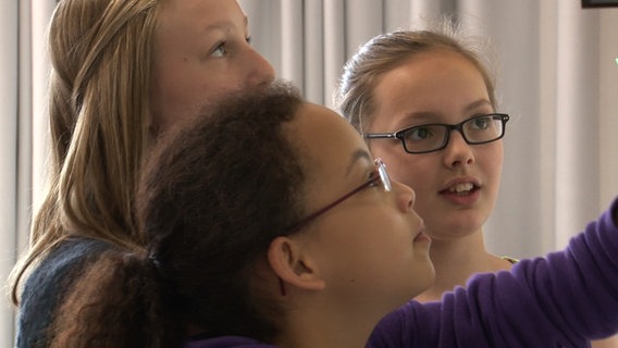 Schülerinnen beim Filmprojekt Sch(l)au-TV spezial: Das Dvořák-Experiment  