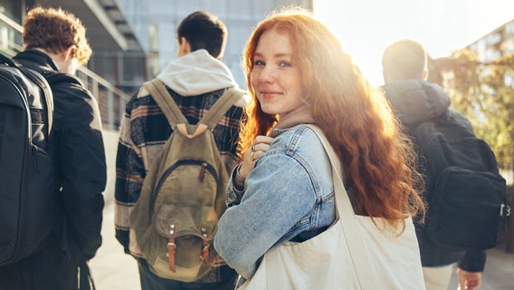 Studentin mit Tasche © NDR Foto: Jaco Blund | iStockphoto | Getty Images