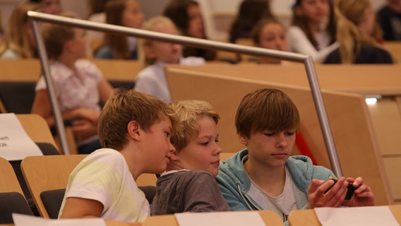 Drei Jungs schauen auf ihr Smartphone im Publikum des Rolf-Liebermann-Studios © NDR Sinfonieorchester Foto: Marcus Krüger