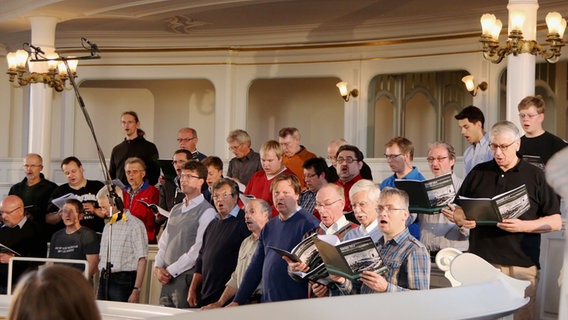 Singing 2014 im Hamburger Michel: Männerchor auf der Empore.  Foto: Kristien Daled