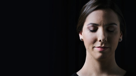 Sängerin Catharina Witting vor schwarzem Hintergrund © NDR Foto: Magdalena Spinn