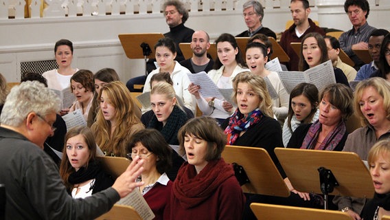 Augen zum Dirigenten: Michael Gläser versammelt Profisänger und Studierende für diesen Workshop in einem Chor © NDR Foto: Chantal Nastasi