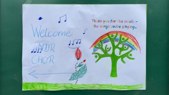 Musikalischer Besuch in der Schule: Herzlich-willkommen-Bild an einer Tafel. © NDR Foto: K. Daled