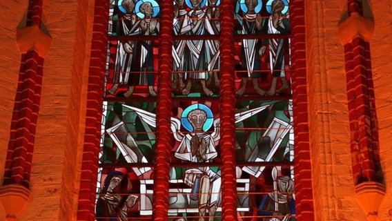Glasfenster der Marienkirche Winsen mit Engel. © NDR Foto: Kristien Daled