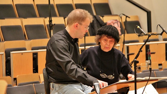 Dirigent Philipp Ahmann und Komponistin Sofia Gubaidulina besprechen sich in der Probe © NDR Foto: Kristien Daled
