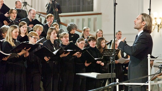 Eric Whitacre dirigiert den Chor aus Sänger und Sängerinnen des NDR Chors sowie Studenten der Hochschulen. © NDR Foto: Dirk Uhlenbrock