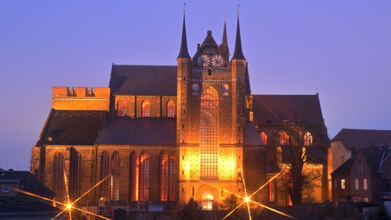 Blick auf die beleuchtete Wismarer St.-Georgen-Kirche am Abend. © NDR/Hansestadt Wismar, H.Volster Foto: Hansestadt Wismar, H.Volster