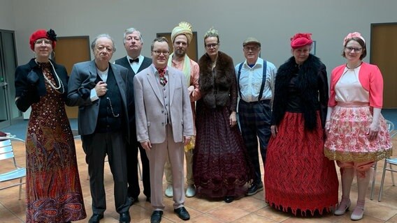 Eine Gruppe von Schauspielern und Schauspielerinnen in bunten Kostümen © Hamburger Richtertheater Foto: Hamburger Richtertheater