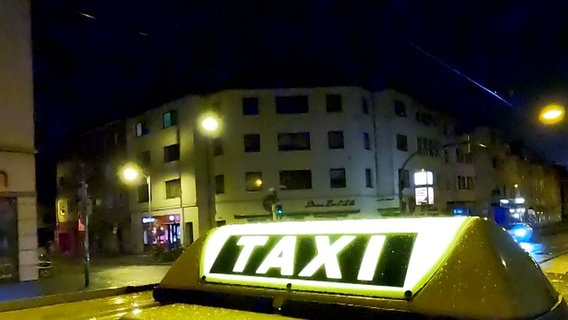 Ein beleuchetes Taxilicht. © Screenshot 