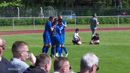 Fußballer vom TSG Neustrelitz umarmen sich. © Screenshot 