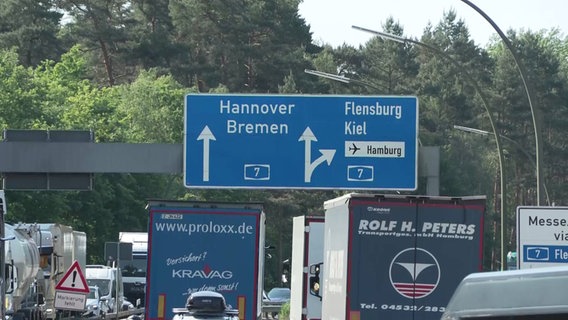 Auf der A7 bei Hamburg staut sich der Verkehr nach einem Unfall mit einem Schwerlasttransport. © Screenshot 