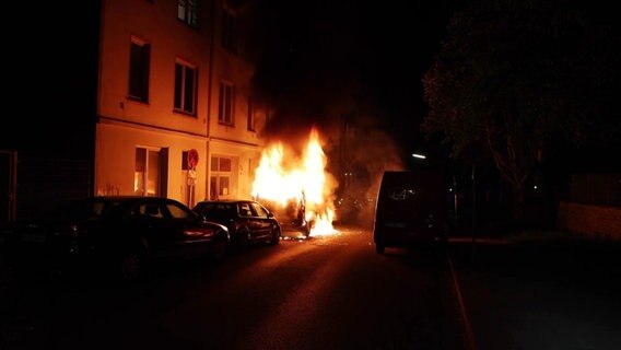 Ein Auto brennt in Hamburg-Harburg. © Screenshot 