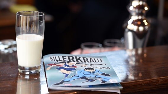 Dreharbeiten 2015: Ein Glas Milch und ein Killerkralleheft liegen auf dem Tresen. © NDR/Nicolas Maack Foto: Nico Maack