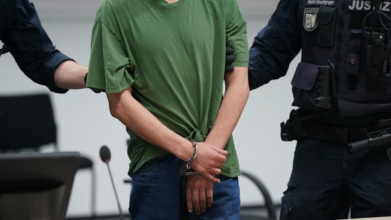 Der Angeklagte von Brokstedt in Handschellen © picture alliance/dpa/Pool dpa Foto: Marcus Brandt