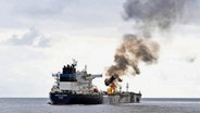 Öltanker wurde im Roten Meer von Huthi-Rebellen getroffen. © picture alliance/dpa/AP Foto: --