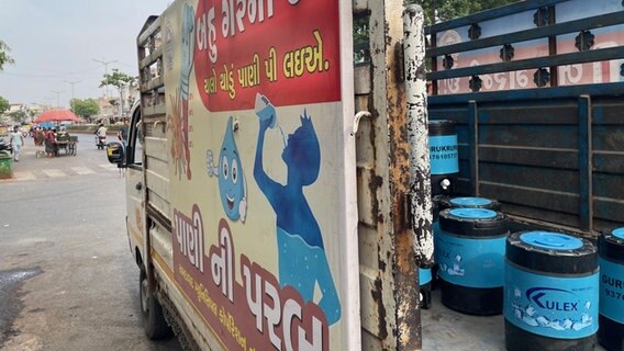 ein Lastwagen mit Wasserkanistern gegen die Hitzewelle in der Millionenstadt Ahmedabad im Bundesstaat Gujarat © NDR Foto: Peter Hornung