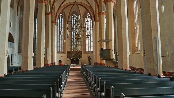 Eine evangelische Kirche mit leeren Bänken. © picture alliance / Zoonar | HGVorndran 