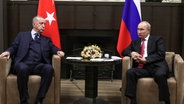 Tayyip Erdogan (l), Präsident der Türkei, und Wladimir Putin, Präsident von Russland, anlässlich ihres Treffens im russischen Schwarzmeerort Sotschi. © Pool Sputnik Kremlin/AP/dpa Foto: Vladimir Smirnov