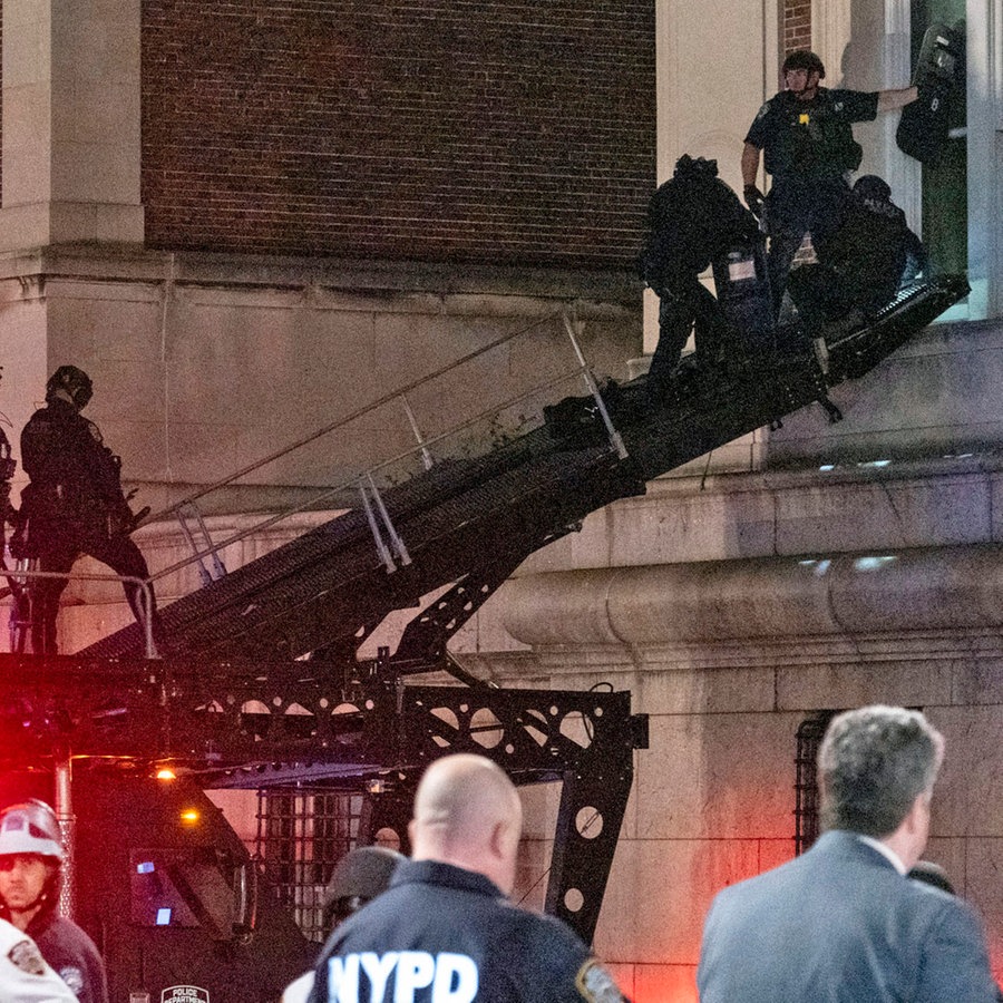 Mit einem taktischen Fahrzeug dringt die New Yorker Polizei in das obere Stockwerk der Hamilton Hall auf dem Campus der Columbia University in New York ein, nachdem das Gebäude von Demonstranten besetzt worden war. © AP/dpa Foto: Craig Ruttle