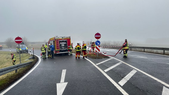 Feuerwehrleute und Polizei an einer Autobahnauffahrt. © NDR Foto: Felix Gadewolz