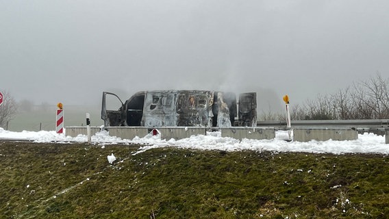 Ein ausgebrannter Transporter steht in Mitten von weißem Löschschaum. © NDR Foto: Felix Gadewolz