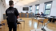 Im Landgericht beginnt mit dem Einzug des Gerichts der Prozess im Fall des getöteten sechjährigen Joel in Pragstorf bei Neubrandenburg. © dpa-Bildfunk Foto: Bernd Wüstneck
