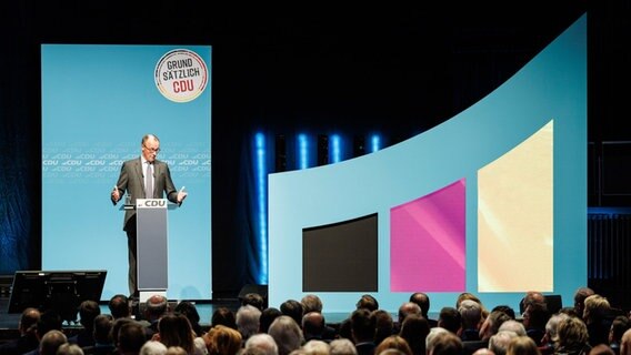 Friedrich Merz (CDU), Bundesvorsitzender seiner Partei, spricht zu den Parteimitgliedern. © dpa-Bildfunk Foto: Ole Spata
