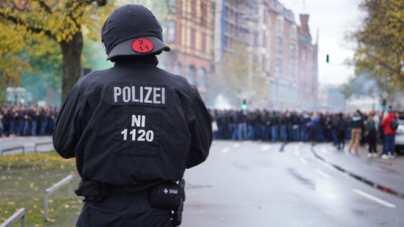Fußballfans auf dem Weg zum Stadion von Hannover 96 werden von der Polizei begleitet. © NDR Foto: Sartorius