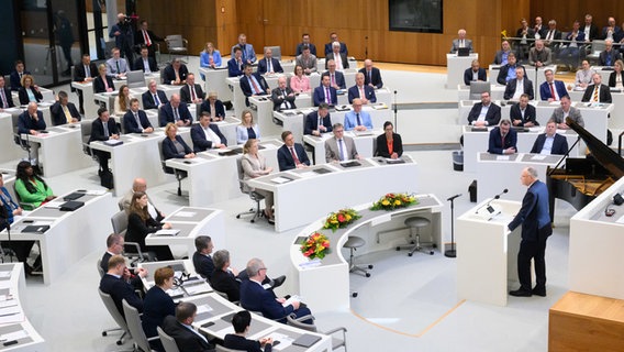 Abgeordnete des Niedersächsischen Landtags sitzen im Plenarsaal. © dpa-Bildfunk Foto: Julian Stratenschulte