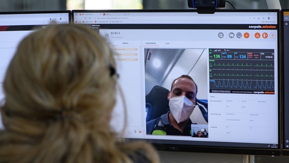 Eine Notärztin spricht bei einem Pilotprojekt zur Telenotfallmedizin mit einem Sanitäter. © dpa-Bildfunk Foto: Swen Pförtner