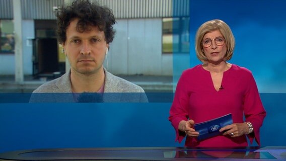 NDR-Reporter Jonas Salto ist zugeschaltet ins Studio bei der Tagesschau aus Itzehoe während der Urteilsverkündung im Fall Brokstedt. © ARD 