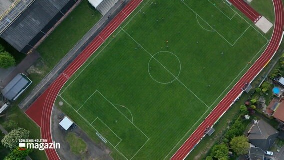 Eine Luftaufnahme eines Fußballplatzes. © NDR 