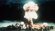 Ein Atompilz steigt nach der Explosion einer Atombombe über dem Testgelände in der Wüste von Nevada auf. © dpa 