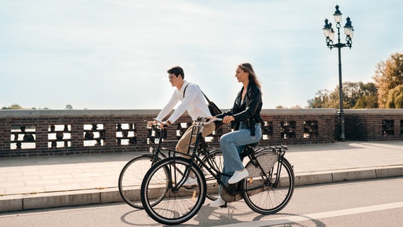 Eine Frau und ein Mann fahren mit dem Rad über eine Brücke in Hamburg. © Mediaserver Hamburg Foto: Konstantin Beck