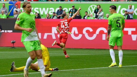 Wolfsburgs Spieler reagieren auf einen Gegentreffer © picture alliance Foto: Swen Pförtner