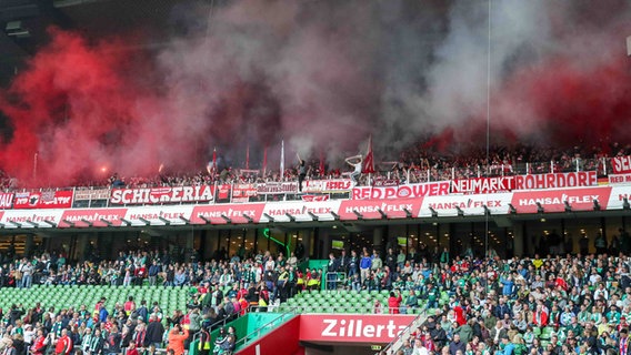 Bayer-Fans zünden Pyro im Weserstadion. © Imago / Osnapix 