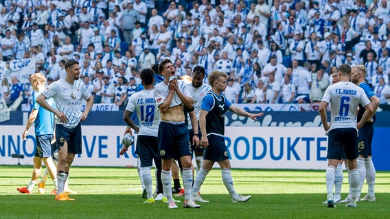 Rostocks Spieler reagieren auf die Niederlage gegen Schalke © Imago Images 