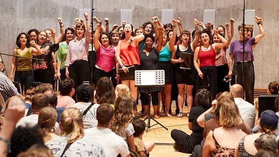 Der Chor Female Voices auf der Bühne © Netzwerk Musik von den Elbinseln Foto: Alena Sternberg