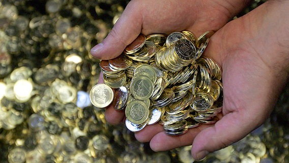Zwei Händen greifen in eine Menge von Münzen © dpa Foto: Orestis Panagiotou