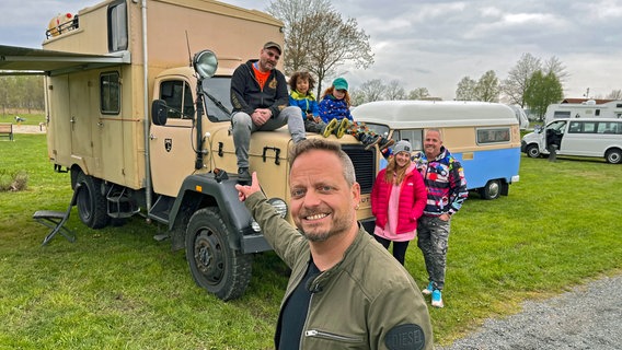 Friso Richter trifft Camper die mit ihren außergewöhnlichen Fahrzeugen an besonderen Plätzen halt machen. © HR/Lukas Lowack 