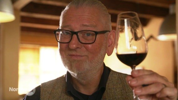 Weinhändler Christoph H. von Have mit einem Glas Rotspon. © Screenshot 