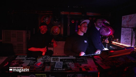 Drei Männer hinter an der Tontechnik in einem Club © Screenshot 