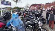 Viele Motorräder stehen bei einer Sternfahrt für Demokratie auf Parkplätzen. © Screenshot 