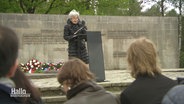 Eine Zeitzeugin spricht auf der Gedenkveranstaltung vom KZ Bergen-Belsen. © Screenshot 