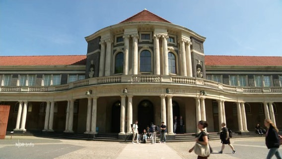 Der Eingang der Uni Hamburg. © Screenshot 