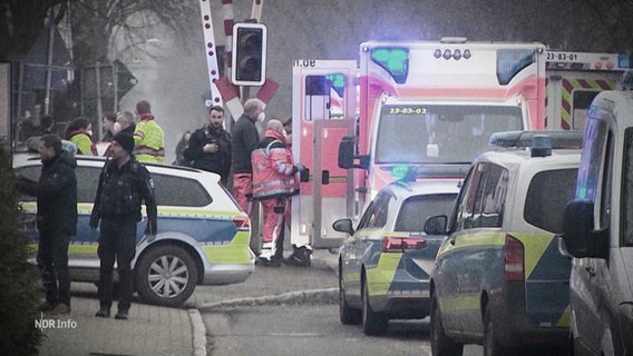 Einsatzkräfte, Polizei- und Krankenwagen am Bahnhof Brokstedt. © Screenshot 