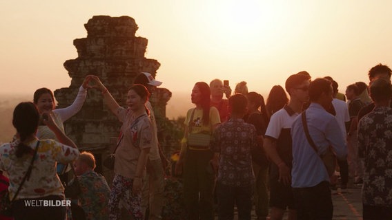 Touristen auf der Tempelanlage von Angkor Wat © Screenshot 