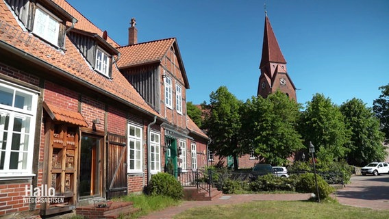 Gemeindehaus und Kirchturm in Benbüttel © Screenshot 